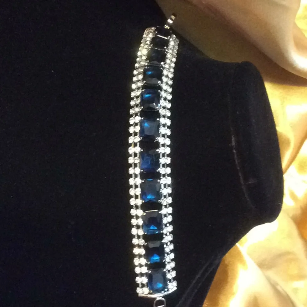 Blue stone & rhinestone bracelet, lightweight, NWT